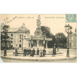 carte postale ancienne 27 EVREUX. Fontaine Place Hôtel de Ville 1906. Coin gauche biseauté...