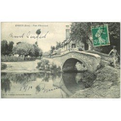 carte postale ancienne 27 EVREUX. Homme sur Pont d'Harrouard 1910