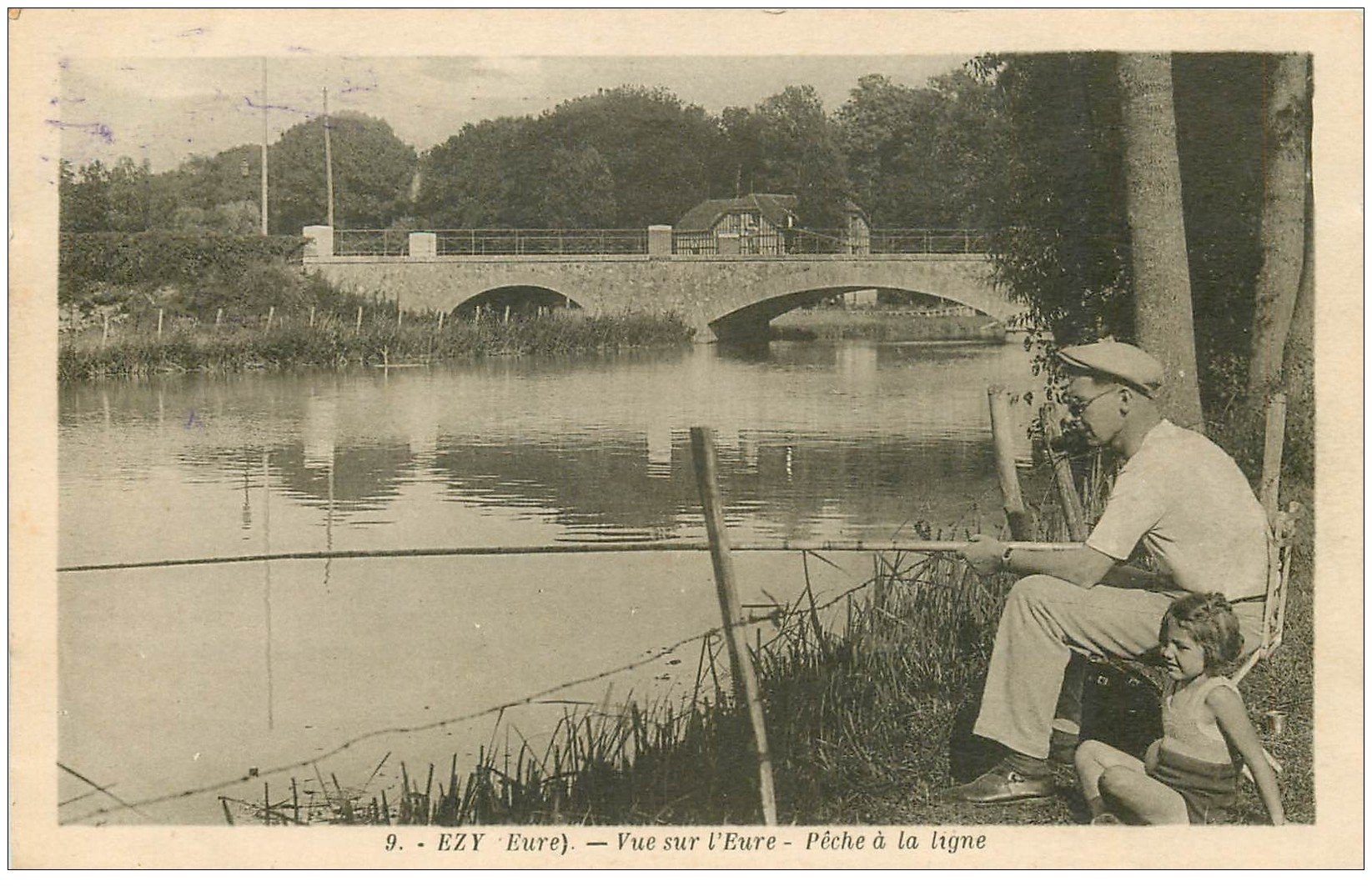 27 EZY. Pêche à la ligne sur l'Eure. Pêcheur