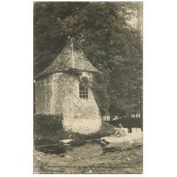 carte postale ancienne 27 FRANCHEVILLE. La Motte ancienne Chapelle et rameur sur barque