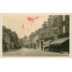 carte postale ancienne 27 GAILLON. La Grande Rue Hôtel du Soleil d'Or et Pompe à essence manuelle. Carte photo