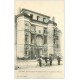 carte postale ancienne 27 GAILLON. Portail Château des Archevêques de Rouen. Militaires et Facteur en vélo