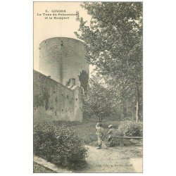 carte postale ancienne 27 GISORS. Gamins regardant Tour du Prisonnier et Remparts