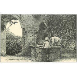 carte postale ancienne 27 GISORS. Gamins sur le Puits du Donjon