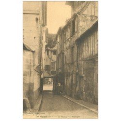 carte postale ancienne 27 GISORS. Passage du Grand Monarque avec Ouvrier