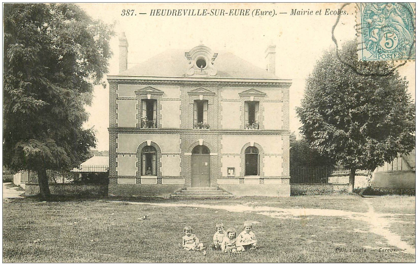 carte postale ancienne 27 HEUDREVILLE-SUR-EURE. Mairie et Ecole 1907 belle animation