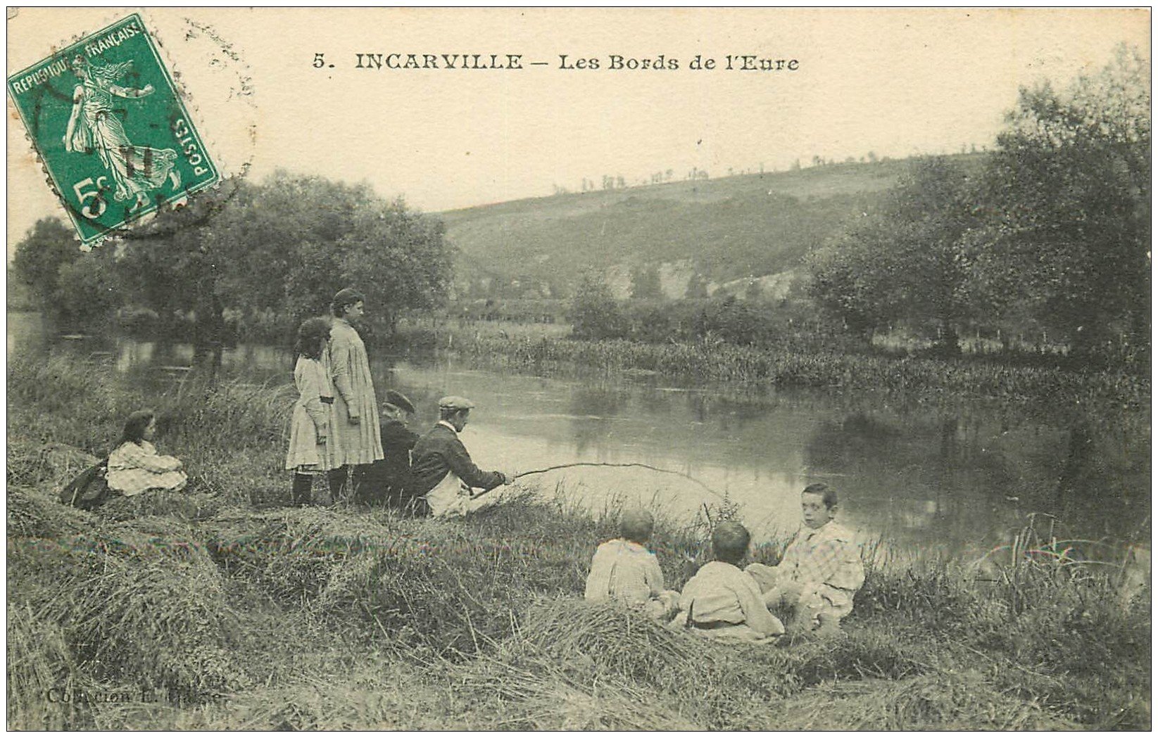 carte postale ancienne 27 INCARVILLE. Pêcheur et Enfants bords de l'Eure 1911
