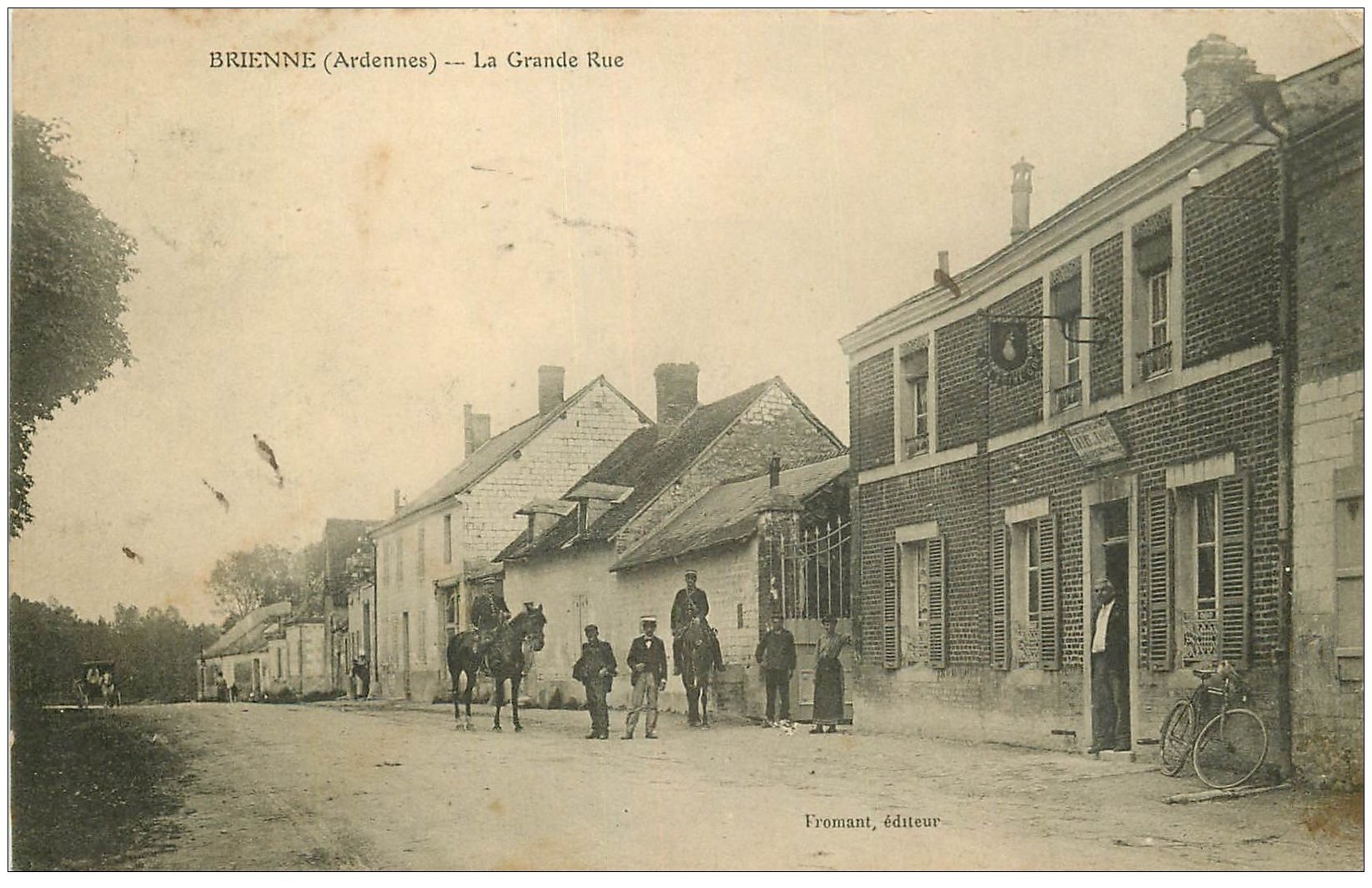 08 BRIENNE. Gendarmes cavaliers sur la Grande Rue 1908 A la Poire d'Or