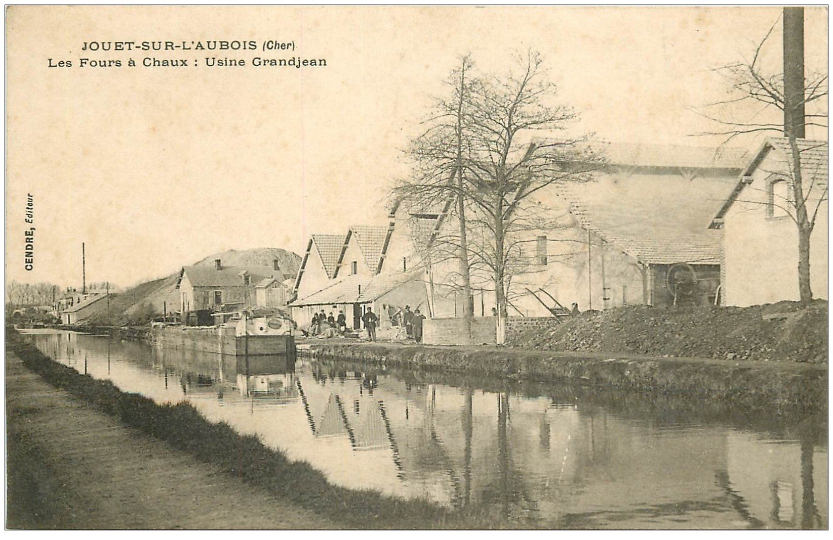 carte postale ancienne 27 JOUET-SUR-L'AUBOIS. Les Fours à Chaux Usine Grandjean avec Péniche