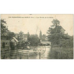 carte postale ancienne 27 LA FERRIERE-SUR-RISLE. Elégantes en Barque sur la Risle 1921