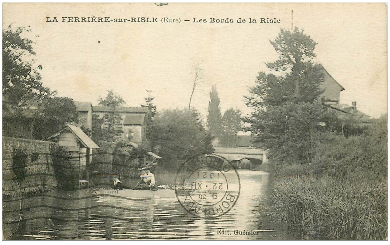 carte postale ancienne 27 LA FERRIERE-SUR-RISLE. Elégantes en Barque sur la Risle 1921