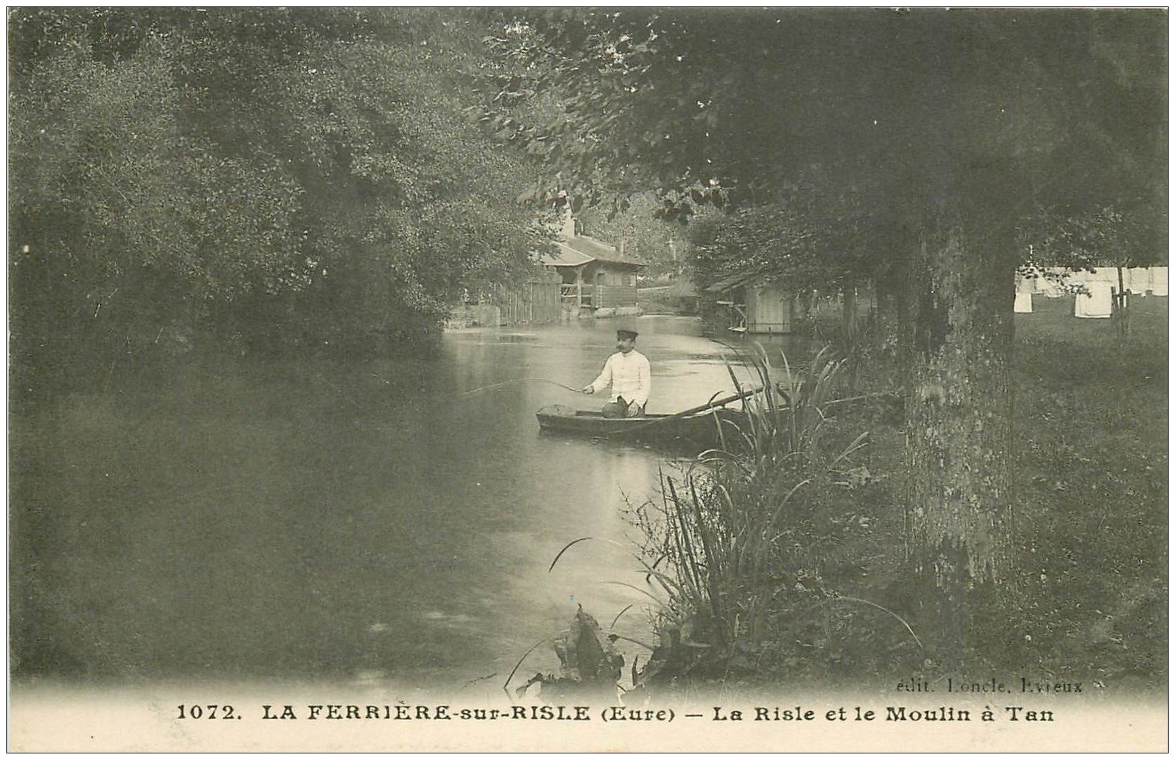 carte postale ancienne 27 LA FERRIERE-SUR-RISLE. Pêcheur en barque et Moulin à Tan