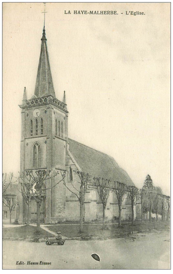 carte postale ancienne 27 LA HAYE-MALHERBE. Eglise avec voiturette d'Enfant