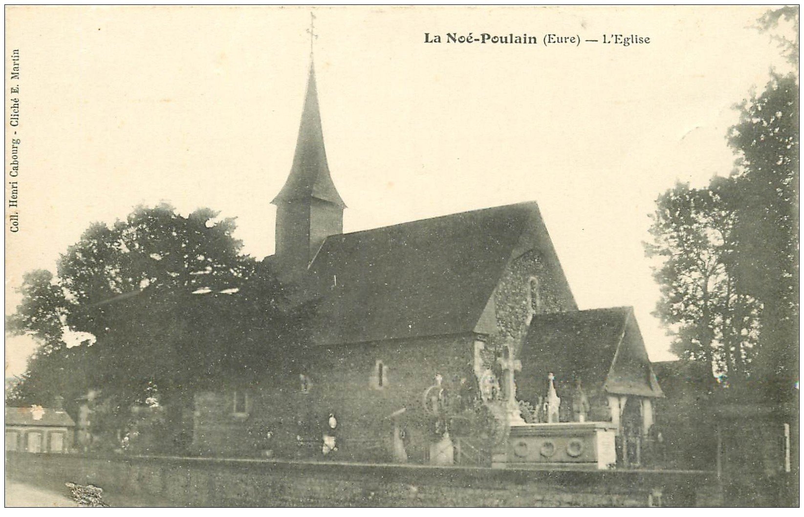 carte postale ancienne 27 LA NOE-POULAIN. L'Eglise et Cimetière