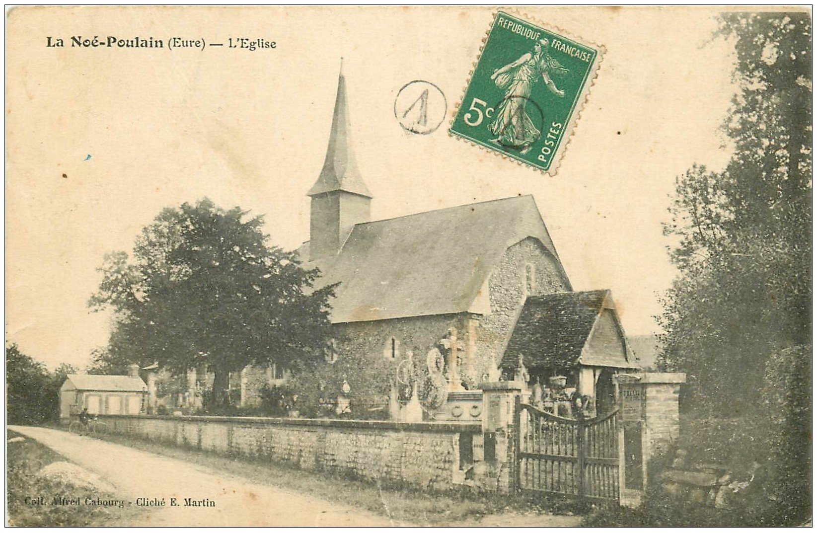 carte postale ancienne 27 LA NOE-POULAIN. L'Eglise et Cimetière. Cachet du Facteur