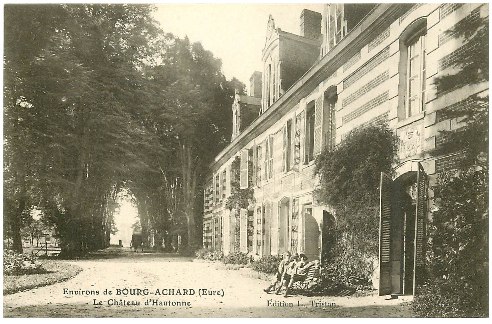 carte postale ancienne 27 LE CHATEAU D'HAUTONNE. Animation vers Bourg-Achard