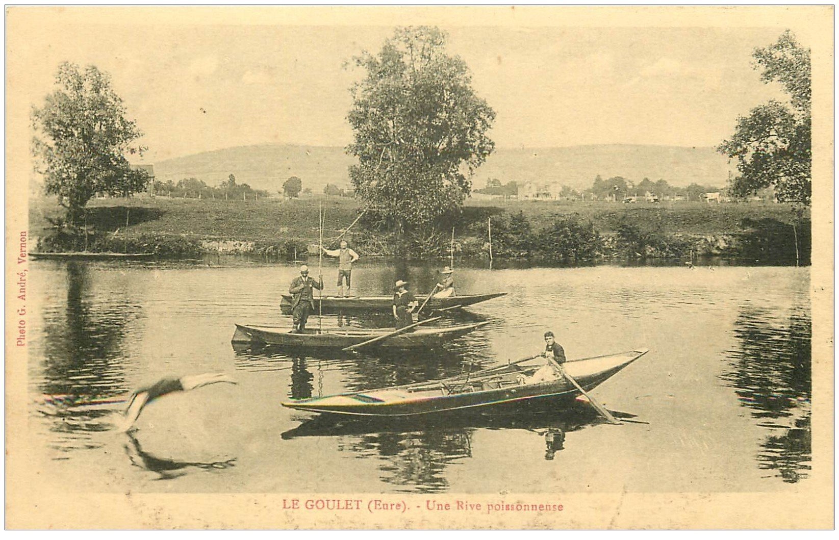 carte postale ancienne 27 LE GOULET. Pêcheurs et Baigneur sur Rive poissonneuse