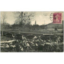 carte postale ancienne 27 LE MESNIL-SUR-L'ESTREE. Pâtre et ses Moutons Vallée de l'Avre et le Pont Dé 1932