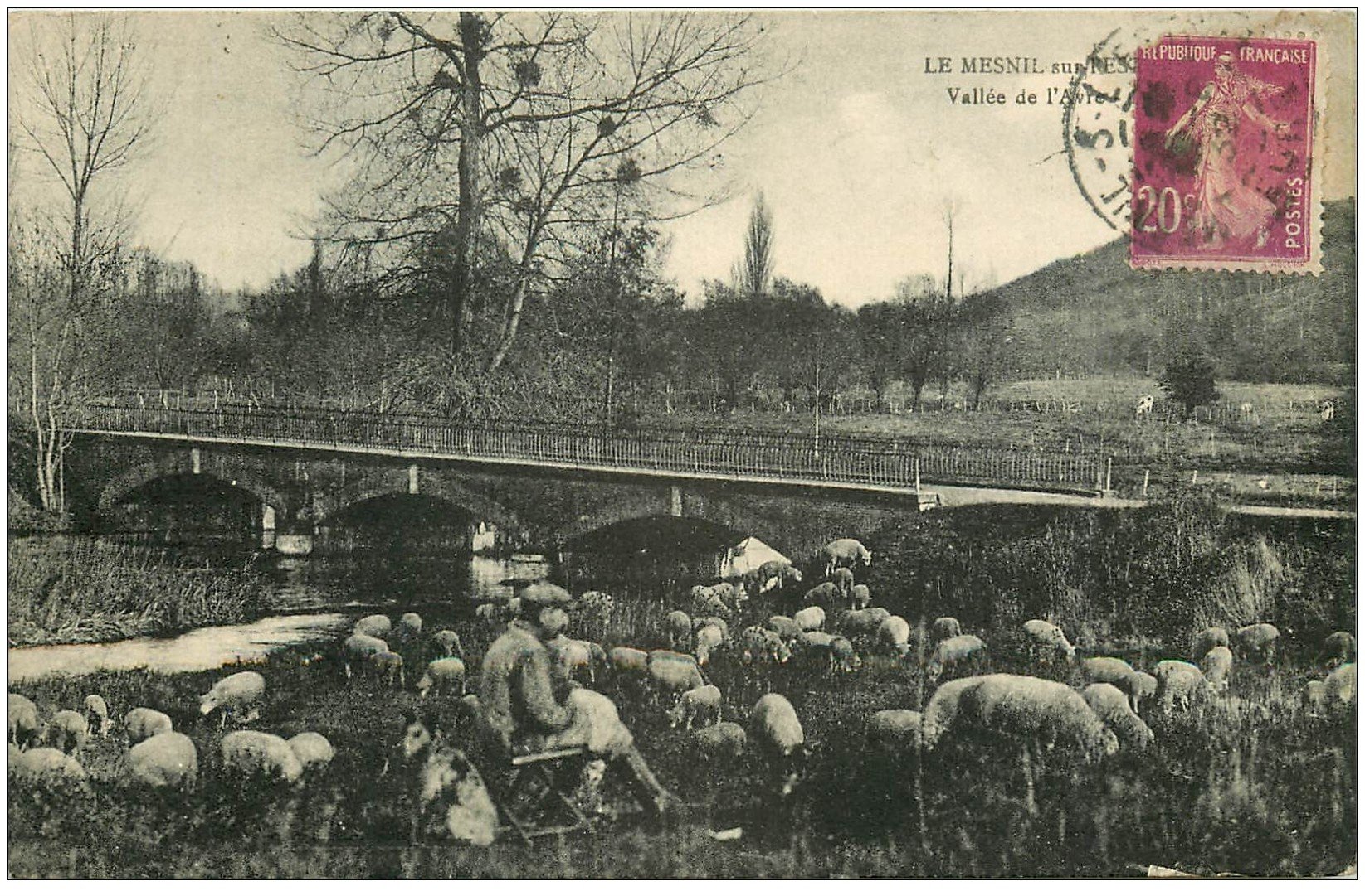 carte postale ancienne 27 LE MESNIL-SUR-L'ESTREE. Pâtre et ses Moutons Vallée de l'Avre et le Pont Dé 1932