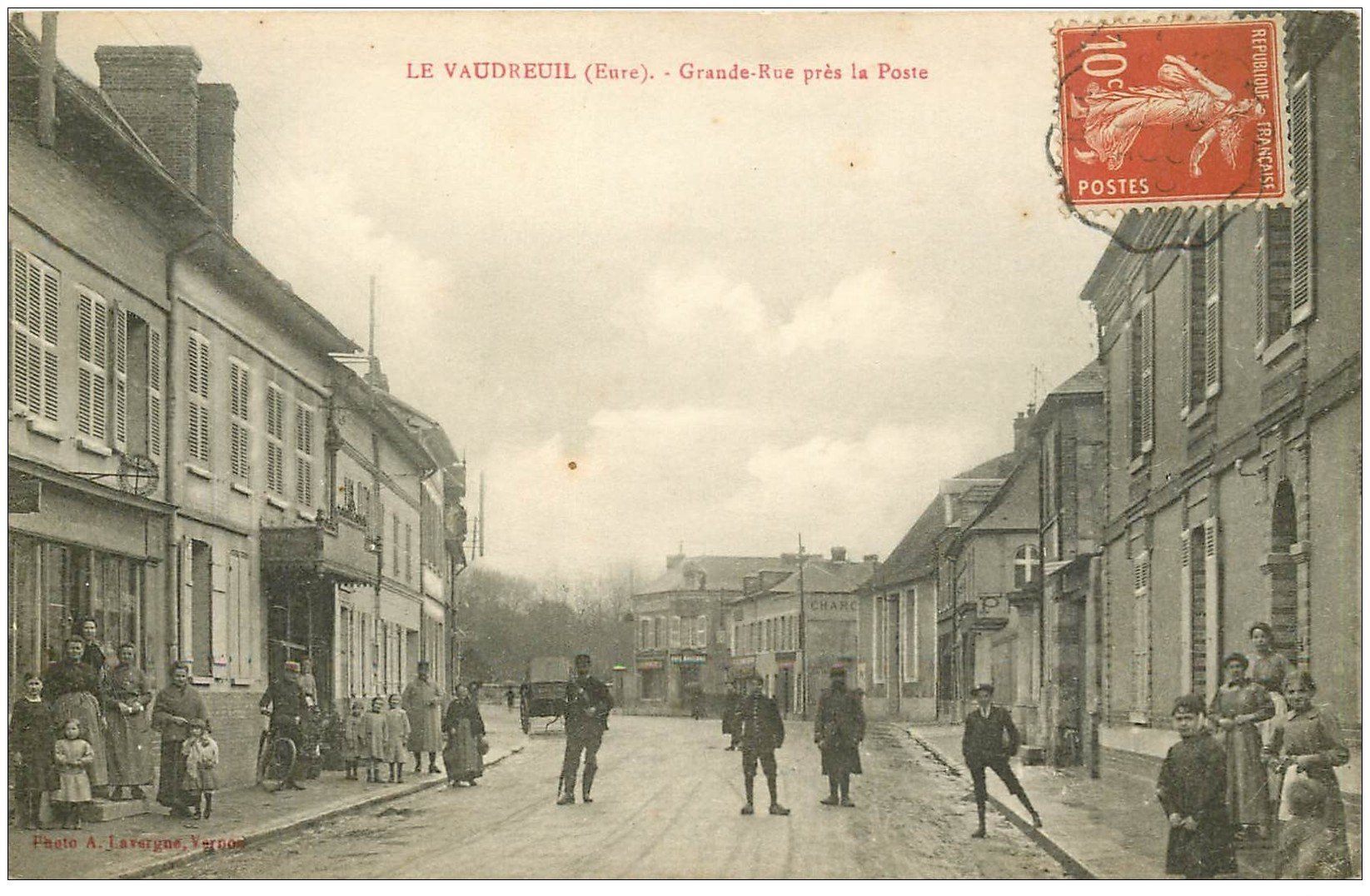27 LE VAUDREUIL. Grande Rue près de la Poste Boucherie et Facteur vers 1909