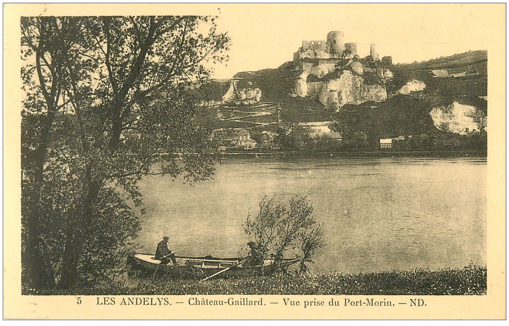 carte postale ancienne 27 LES ANDELYS. Château Gaillard vue du Port-Morin avec Pêcheur à la ligne