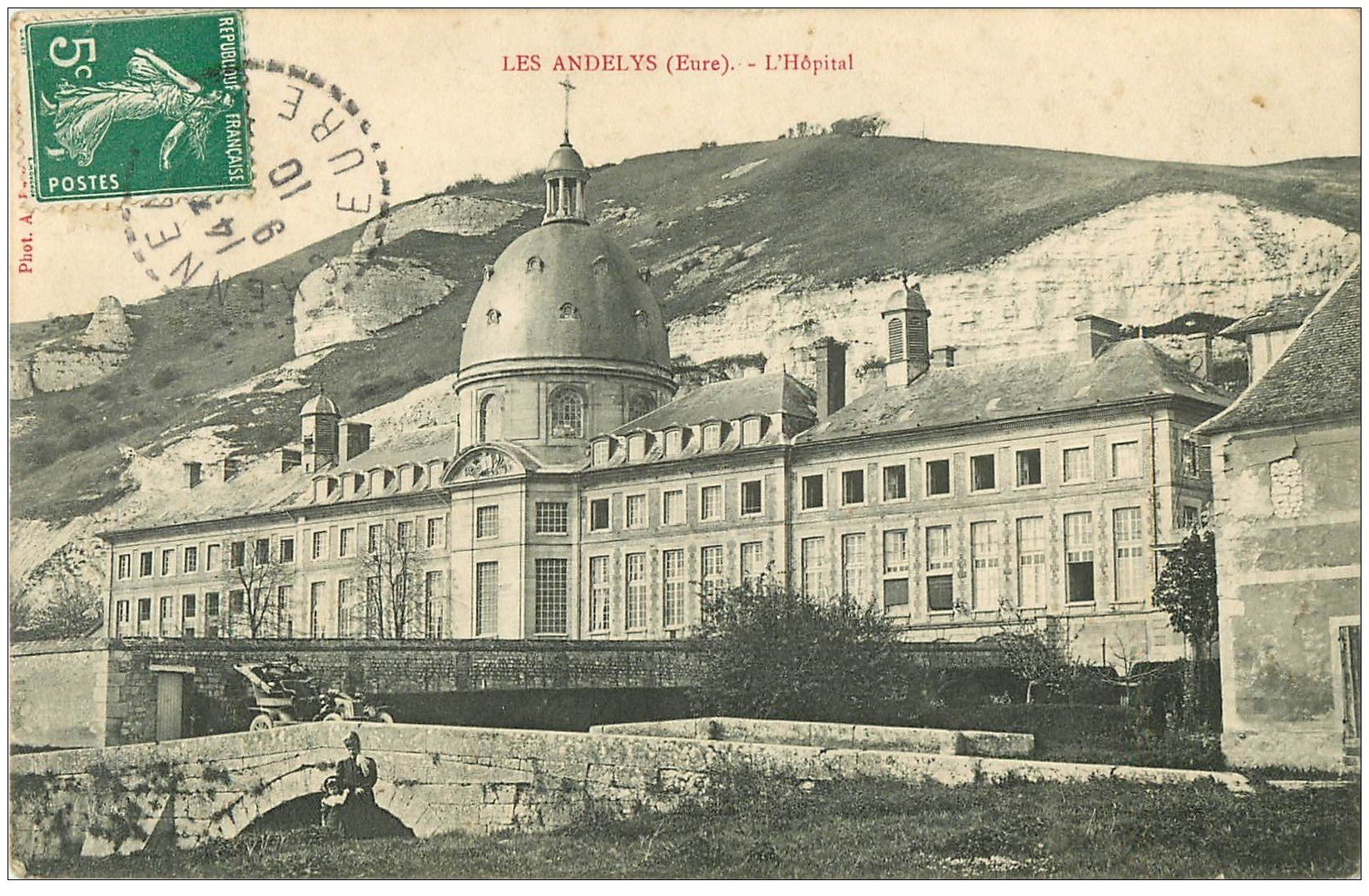 carte postale ancienne 27 LES ANDELYS. Hôpital et Voiture décapotable 1910 animation