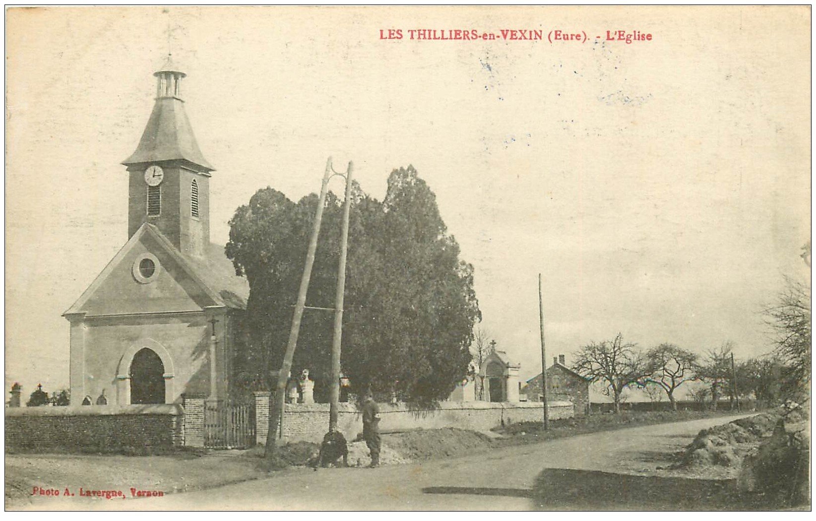 carte postale ancienne 27 LES THILLIERS-EN-VEXIN. L'Eglise et Cimetière. Tampon Militaire 1916