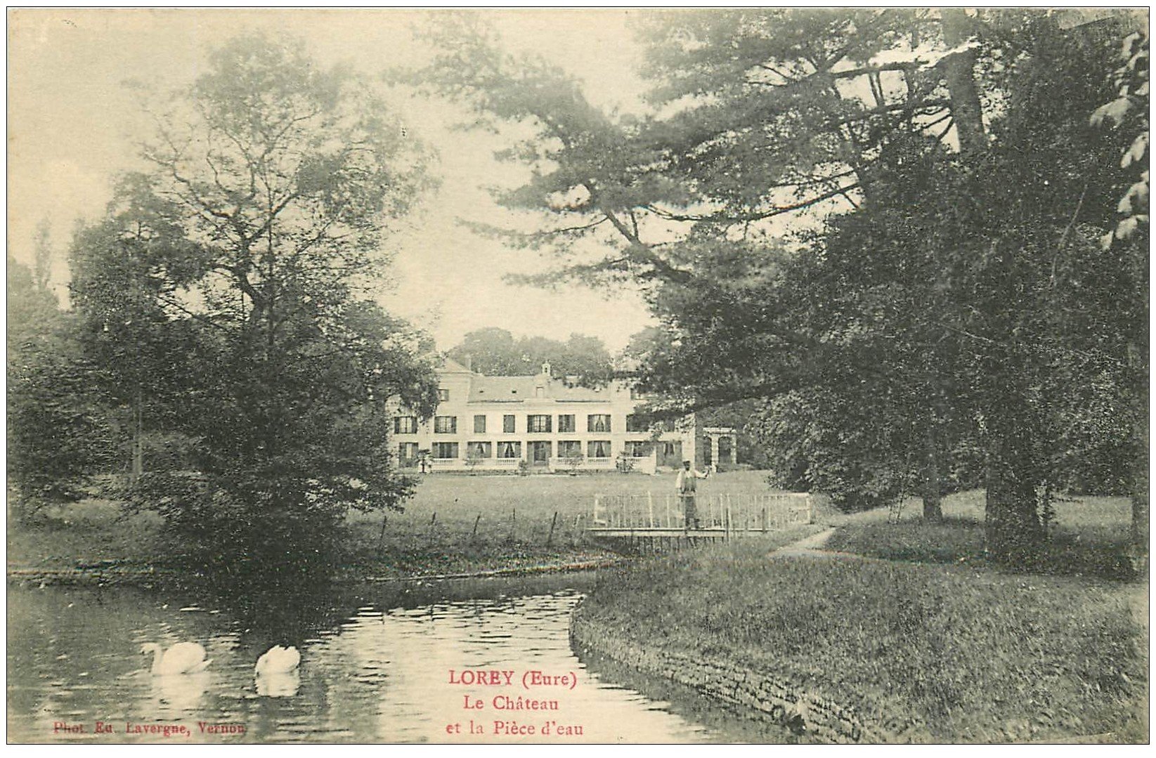 carte postale ancienne 27 LOREY. Cygnes sur Pièce d'Eau du Château 1926