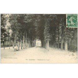 carte postale ancienne 27 LOUVIERS. Boulevard du Nord 1923 femme assise