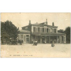 carte postale ancienne 27 LOUVIERS. Fiacres d'Hôtels à la Gare 1924