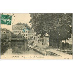 carte postale ancienne 27 LOUVIERS. Lavandières Place d'Evreux 1911