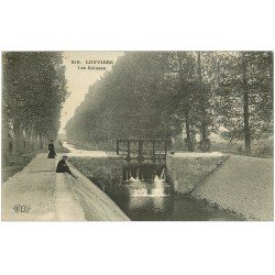 carte postale ancienne 27 LOUVIERS. Pêcheur à la ligne près des Ecluses 1909