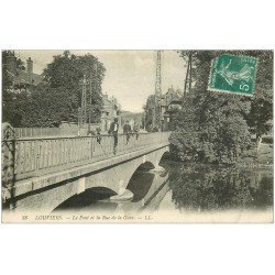 carte postale ancienne 27 LOUVIERS. Pont Rue de la Gare jeune Pêcheur à la ligne