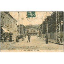 carte postale ancienne 27 LOUVIERS. Rue de la Gare 1908. Carte toilée mouchetée