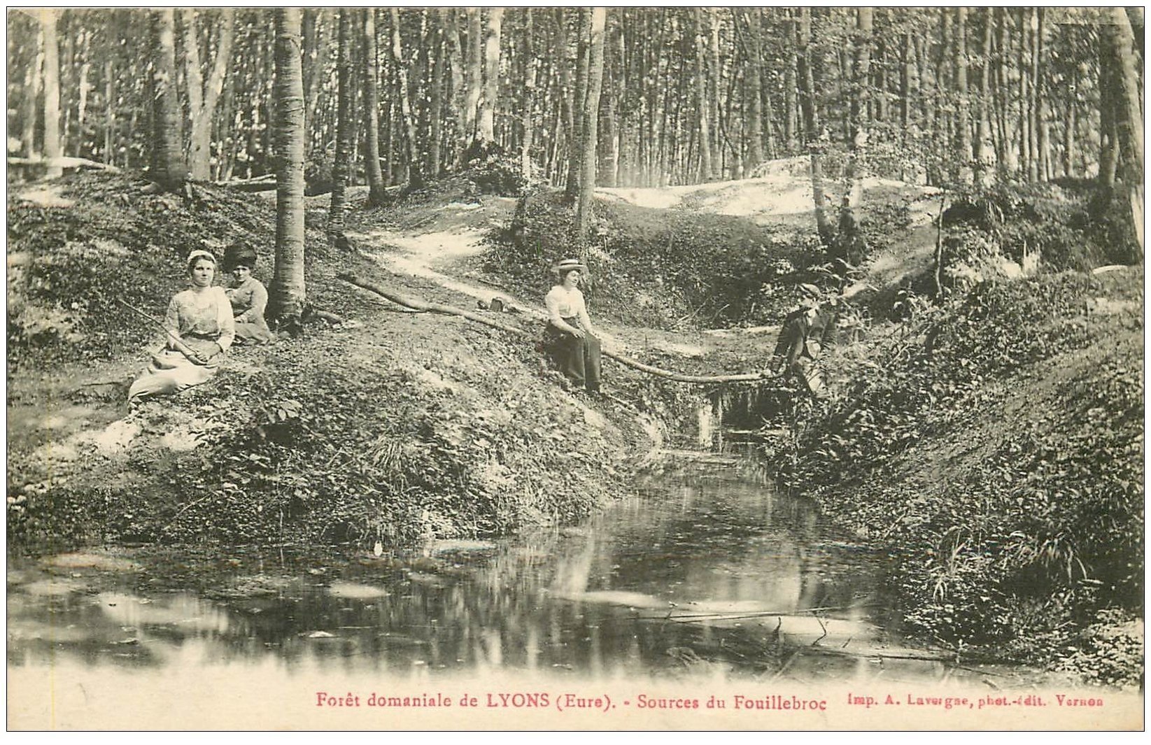 27 LYONS-LA-FORÊT. Source du Fouillebroc, belle animation