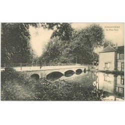 carte postale ancienne 27 NONANCOURT. Personnage sur le Pont Vert