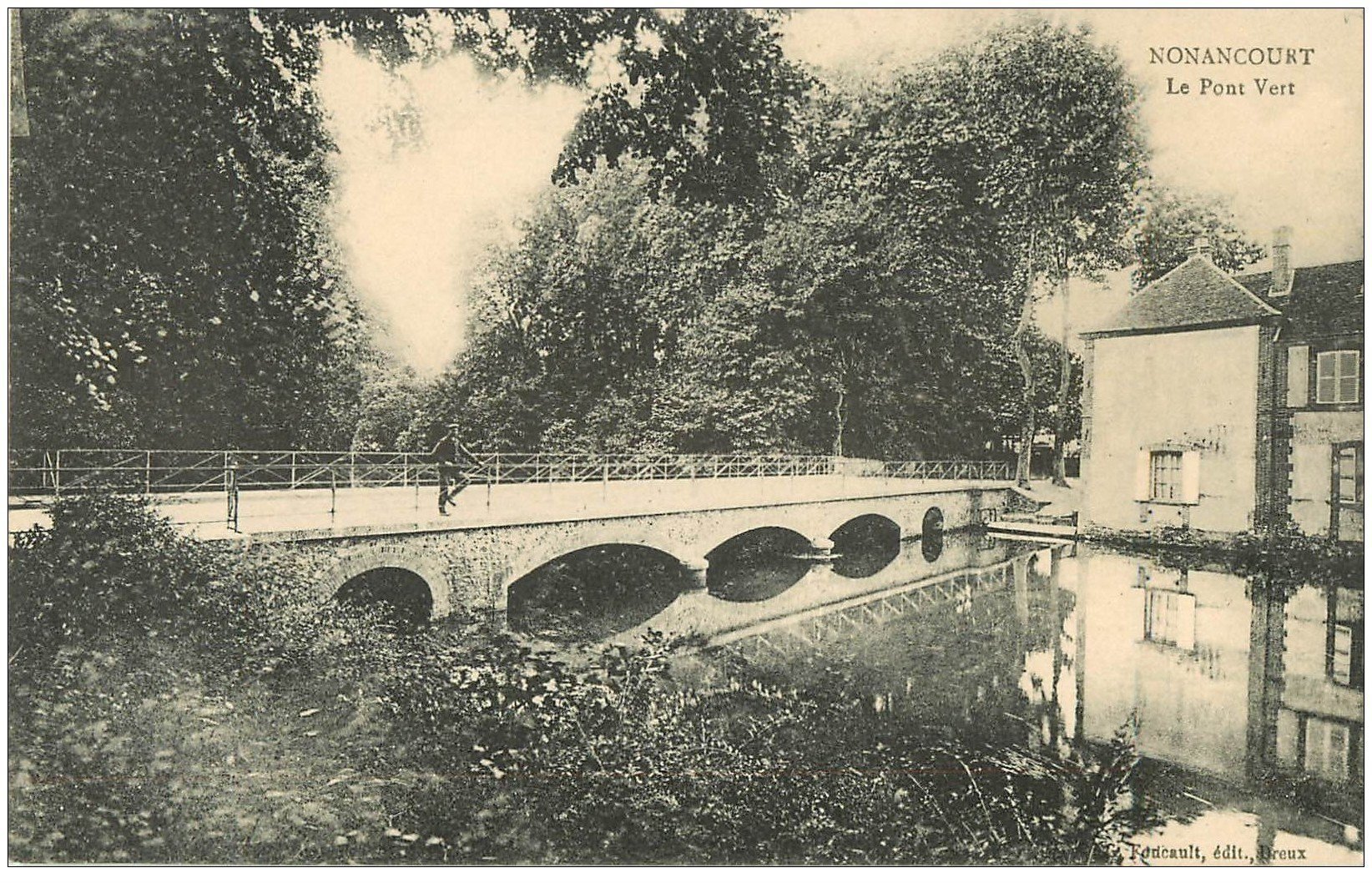 carte postale ancienne 27 NONANCOURT. Personnage sur le Pont Vert
