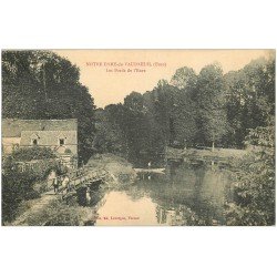 carte postale ancienne 27 NOTRE-DAME-DU-VAUDREUIL. Passerelle sur l'Eure animation 1930