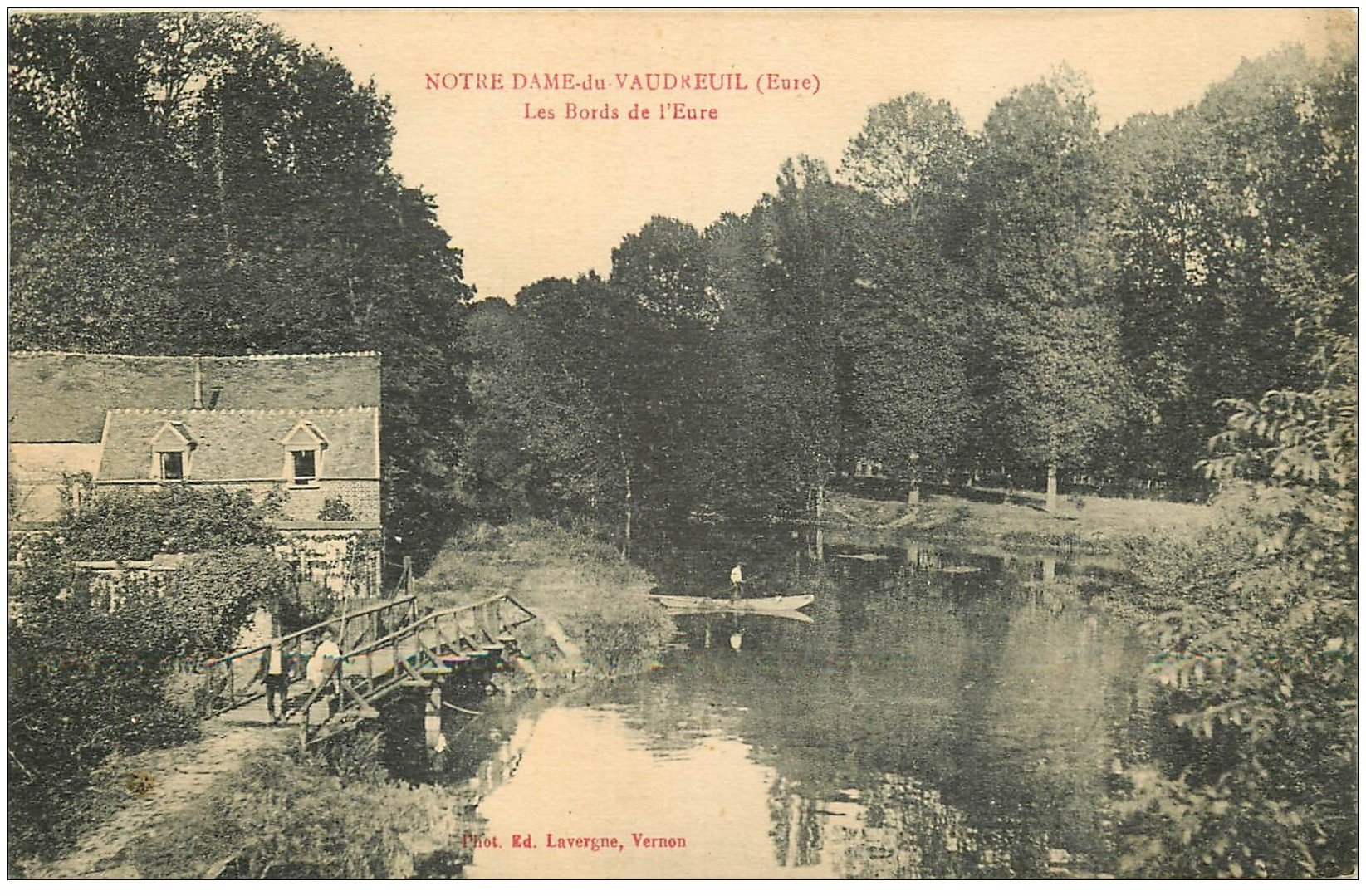 carte postale ancienne 27 NOTRE-DAME-DU-VAUDREUIL. Passerelle sur l'Eure animation 1930