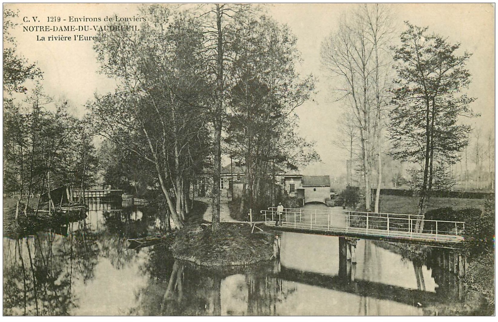 carte postale ancienne 27 NOTRE-DAME-DU-VAUDREUIL. Passerelle sur Rivière personnage