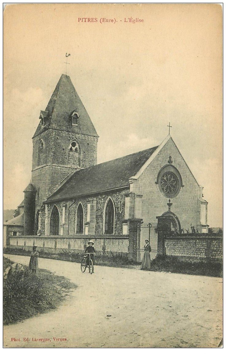 carte postale ancienne 27 PITRES. L'Eglise animation. Manque minuscule coin gauche...