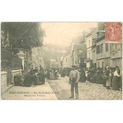 carte postale ancienne 27 PONT-AUDEMER. Le Placier Marché aux Volailles Rue Notre-Dame du Prés 1904 (défauts)