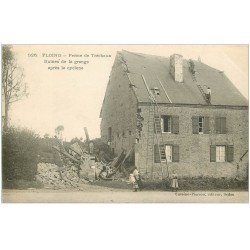 carte postale ancienne 08 FLOING. Couvreurs grange de la Ferme de Tréchaux. Cyclône 1905