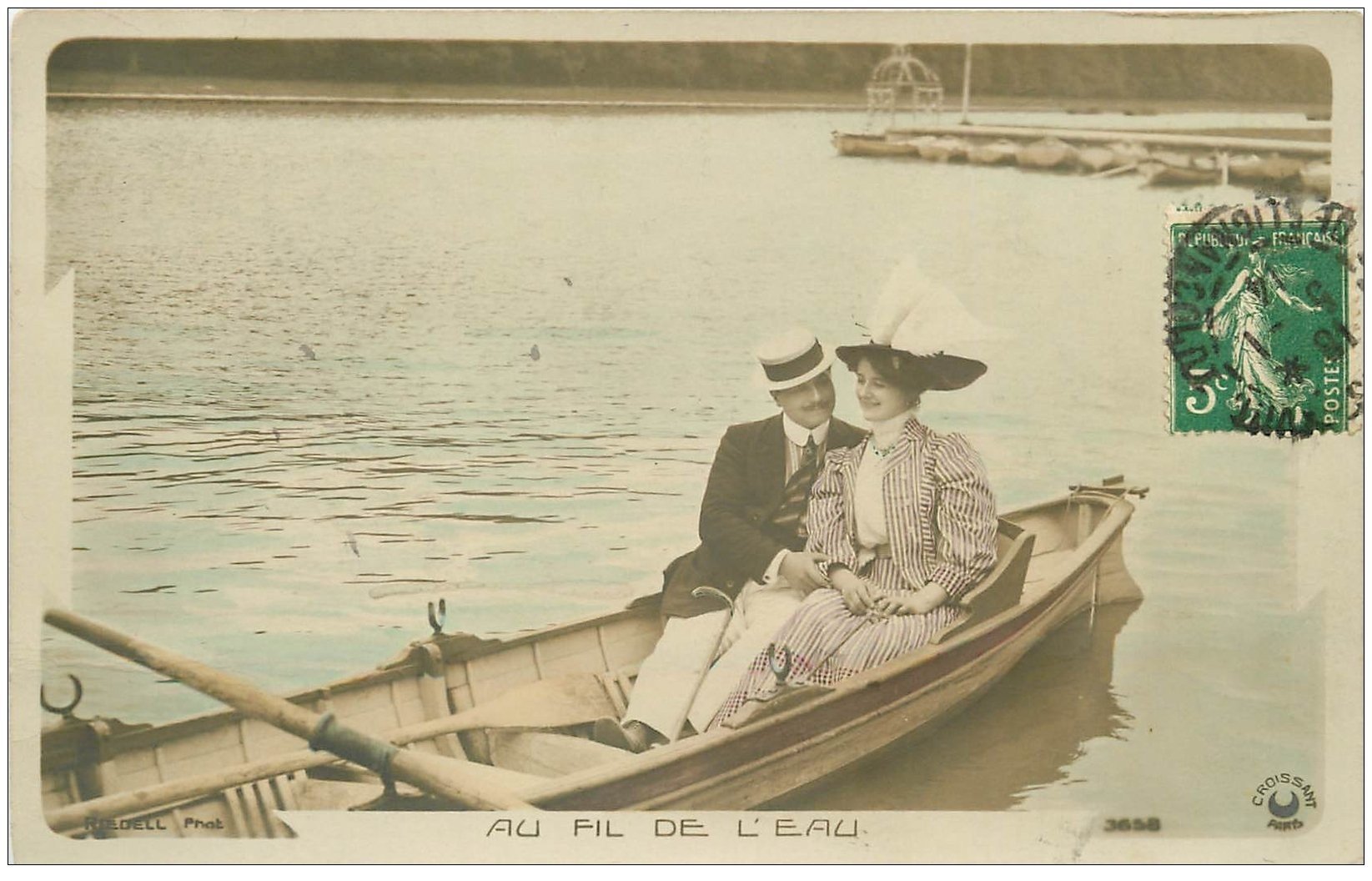 carte postale ancienne 02 BOHAIN-en-Vermandois. Au fil de l'eau. Amoureux sur une barque 1914. Carte Photo