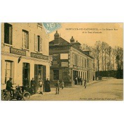 carte postale ancienne 27 SAINT-CYR-DU-VAUDREUIL. Grande Rue et Pont d'arrivée. Première Mobylette avec siège avant 1907