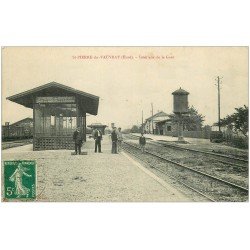 carte postale ancienne 27 SAINT-PIERRE-DU-VAUVRAY. La Gare 1910 Employés et réservoir Château d'Eau