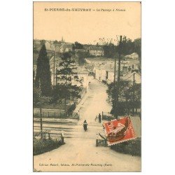 carte postale ancienne 27 SAINT-PIERRE-DU-VAUVRAY. Le Passage à niveau ligne du Chemin de Fer 1914