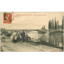 carte postale ancienne 27 SAINT-PIERRE-DU-VAUVRAY. Le Pont animation 1913
