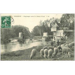 carte postale ancienne 27 VERNON. Jeunes Gardiens de Moutons vers le Vieux Pont 1909