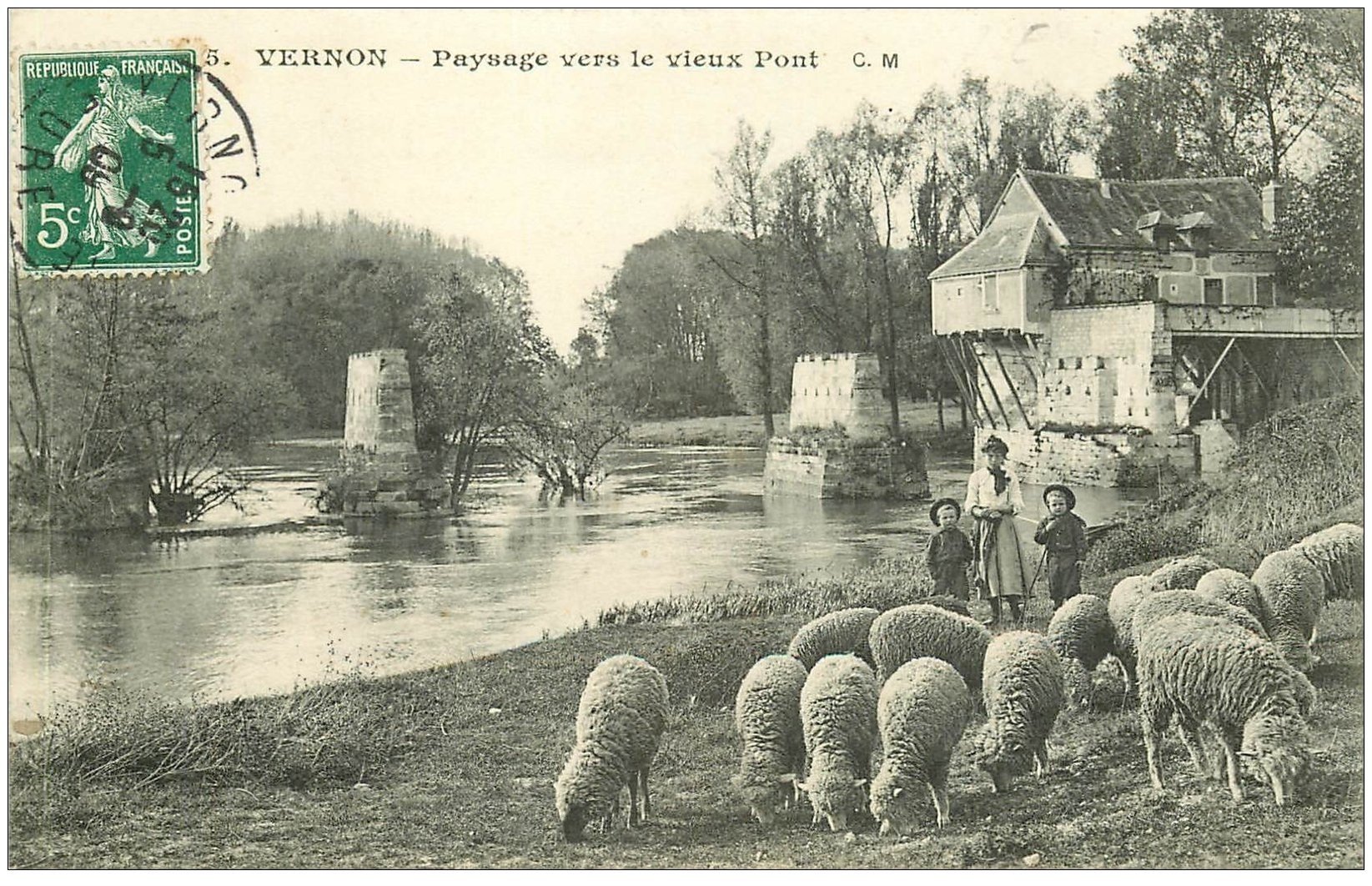 27 VERNON. Jeunes Gardiens de Moutons vers le Vieux Pont 1909